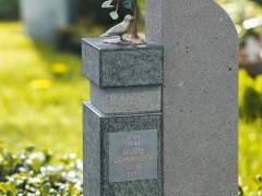 85453_Vogel_unter_Baeumchen_Stein_Detail